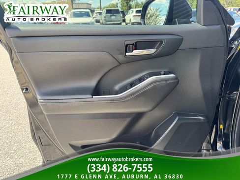 Used 2021 Toyota Highlander XSE FWD image 30