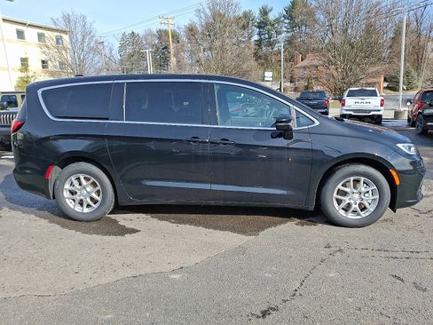 New 2026 Chrysler Pacifica Select image 7