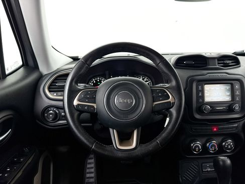 Used 2015 Jeep Renegade Latitude FWD image 3