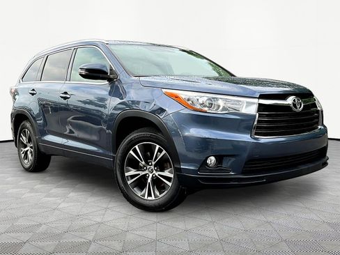 Used 2016 Toyota Highlander XLE FWD image 3