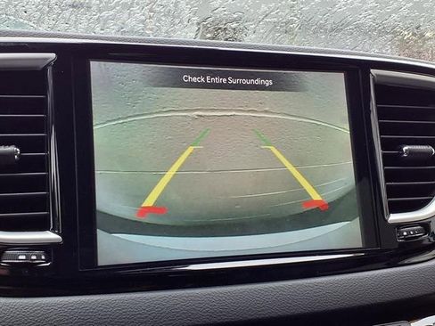 Used 2024 Chrysler Pacifica Touring-L FWD image 9