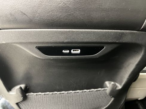 Used 2024 Chrysler Pacifica Touring-L image 12