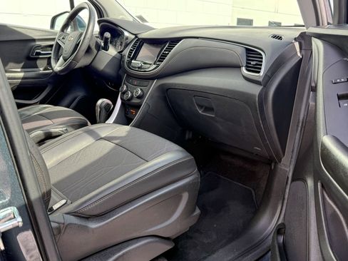 Used 2022 Chevrolet Trax LT w/ LT Convenience Package image 13
