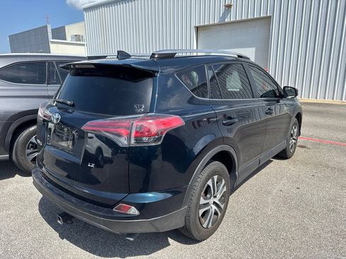 Used 2018 Toyota RAV4 LE FWD image 4