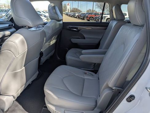Used 2023 Toyota Highlander Platinum image 29