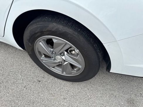Used 2025 Hyundai Elantra SE FWD image 6