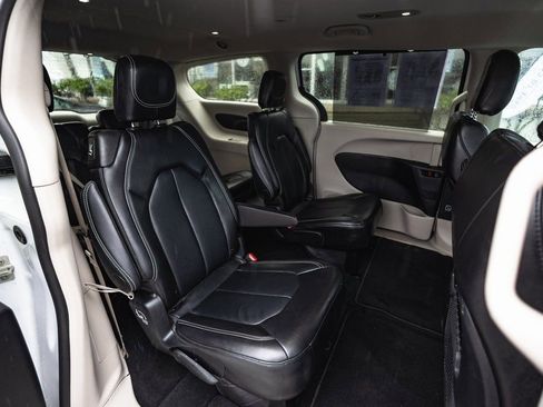 Used 2024 Chrysler Pacifica Touring-L FWD image 34