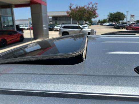 Used 2017 Toyota Sienna XLE FWD image 3