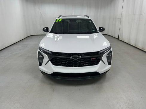 Certified 2024 Chevrolet Trax RS w/ Sunroof Package FWD image 3