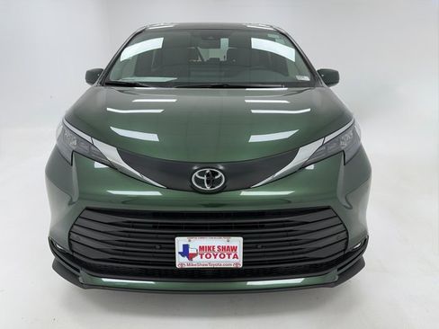 New 2026 Toyota Sienna XLE image 3