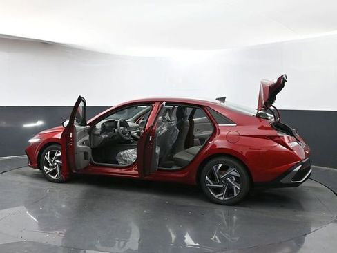 Used 2025 Hyundai Elantra SEL image 41