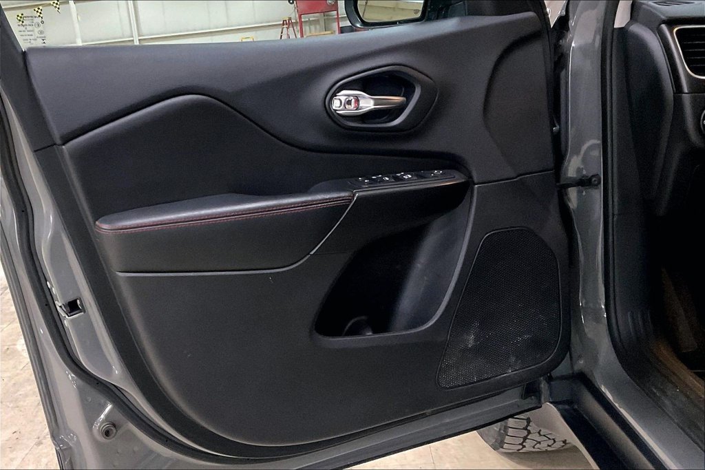 Used 2019 Jeep Cherokee Trailhawk w/ Cold Weather Group AWD/4WD image 21