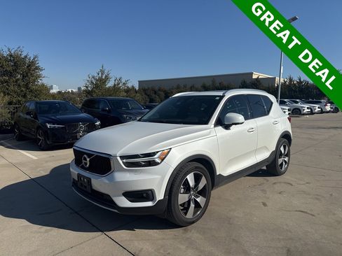 Used 2022 Volvo XC40 T5 Momentum image 1
