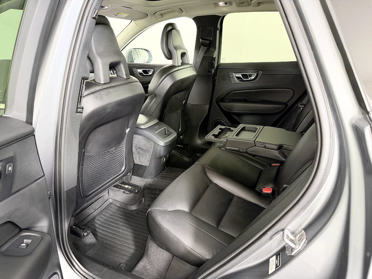Used 2019 Volvo XC60 T5 Momentum w/ Premium Package AWD/4WD image 39