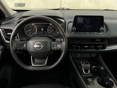 Used 2025 Nissan Rogue SV image 14