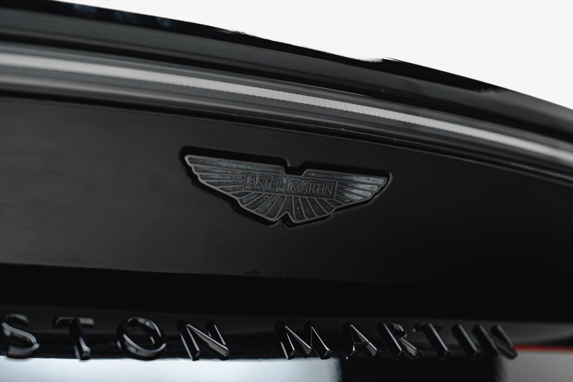 Used 2025 Aston Martin V8 Vantage Coupe RWD image 28