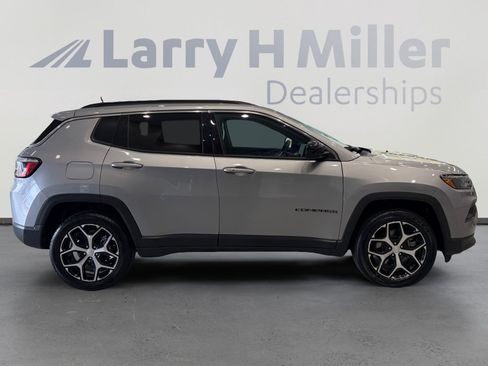 Used 2024 Jeep Compass Latitude AWD/4WD image 6