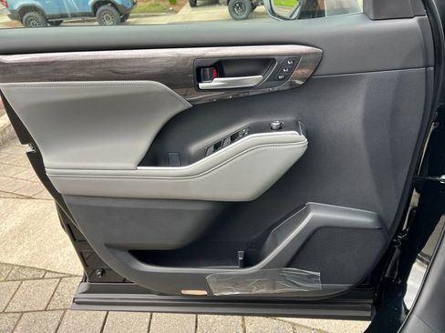 New 2026 Toyota Highlander Platinum image 12