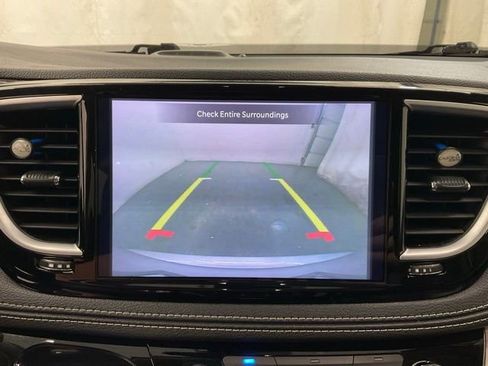 Used 2023 Chrysler Pacifica Limited FWD image 19