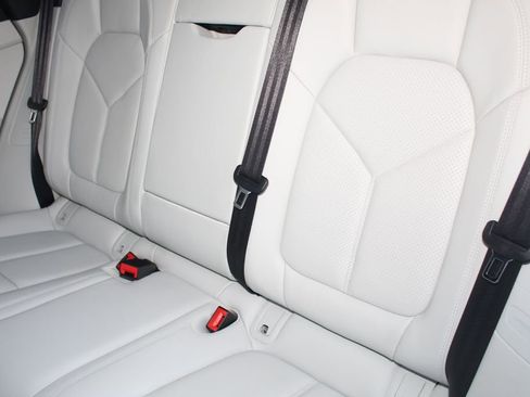 Certified 2026 Porsche Macan AWD/4WD image 24