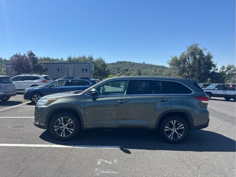 Used 2018 Toyota Highlander LE FWD image 8