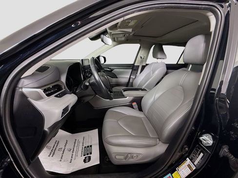 Certified 2021 Toyota Highlander XLE AWD/4WD image 14
