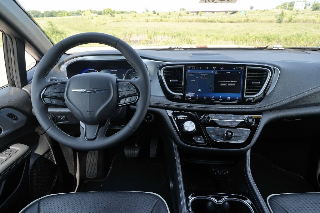 Used 2025 Chrysler Pacifica Limited FWD image 29
