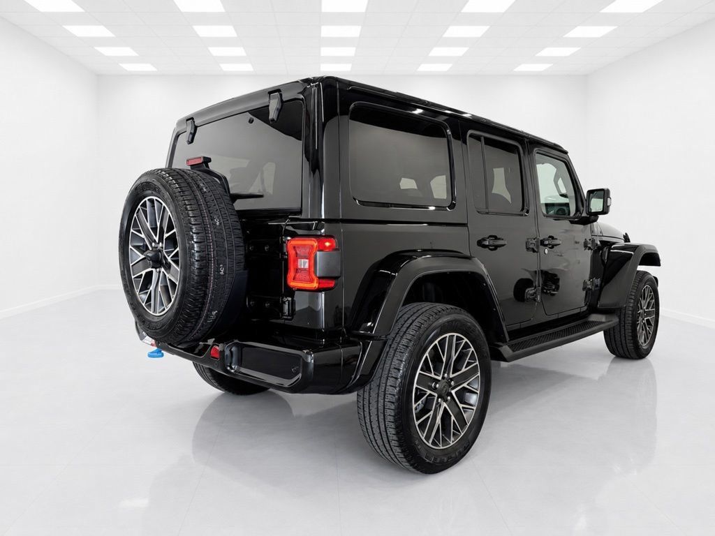 Used 2023 Jeep Wrangler Unlimited Sahara AWD/4WD image 4