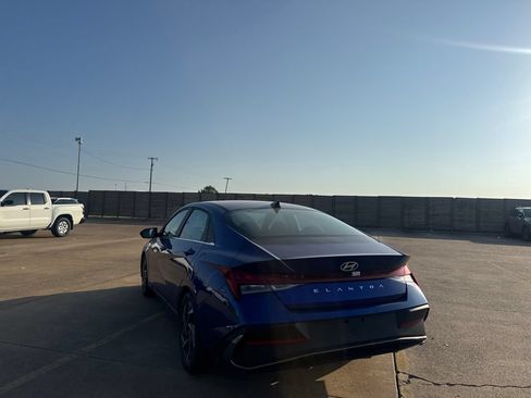 Used 2025 Hyundai Elantra SEL FWD image 15