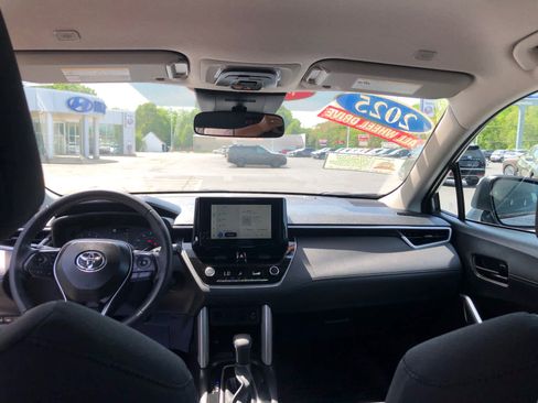 Certified 2025 Toyota Corolla Cross LE AWD/4WD image 27