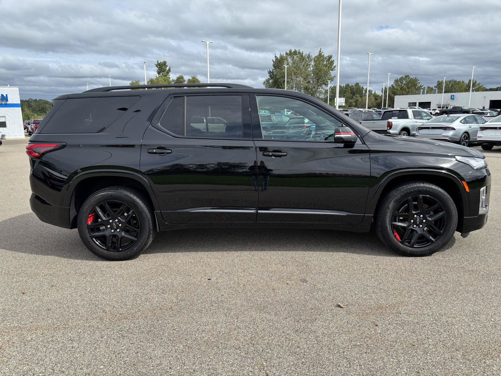 Used 2023 Chevrolet Traverse Premier w/ Redline Edition AWD/4WD image 4