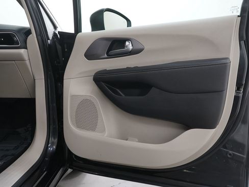 Used 2023 Chrysler Pacifica Touring-L FWD image 9