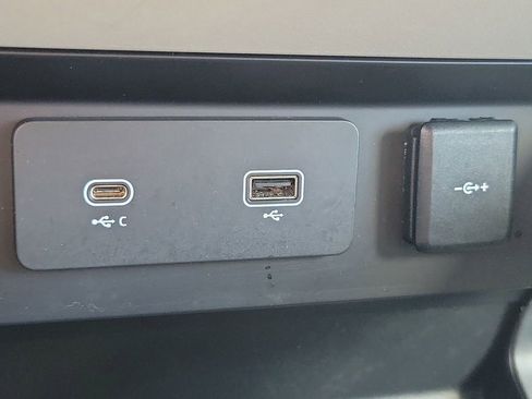 Used 2022 Land Rover Defender 110 SE image 25