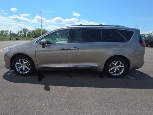 Used 2018 Chrysler Pacifica Limited w/ Advanced Safetytec Group FWD image 11