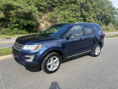 Used 2016 Ford Explorer XLT w/ Equipment Group 202A AWD/4WD image 2
