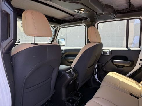 Used 2020 Jeep Gladiator Sport image 17