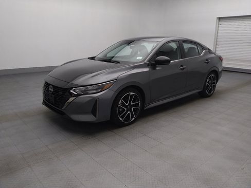 Used 2025 Nissan Sentra SR FWD image 2