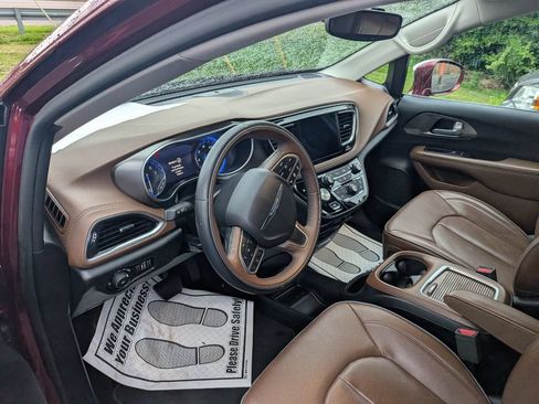 Used 2017 Chrysler Pacifica Limited w/ UConnect Theater Package FWD image 15