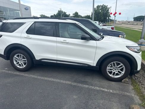 Used 2025 Ford Explorer Active w/ Active Comfort Package RWD image 2