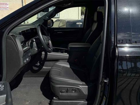 Used 2025 Chevrolet Suburban RST image 9