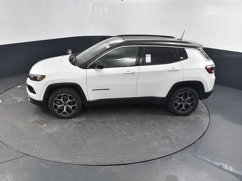 Used 2025 Jeep Compass Limited image 38