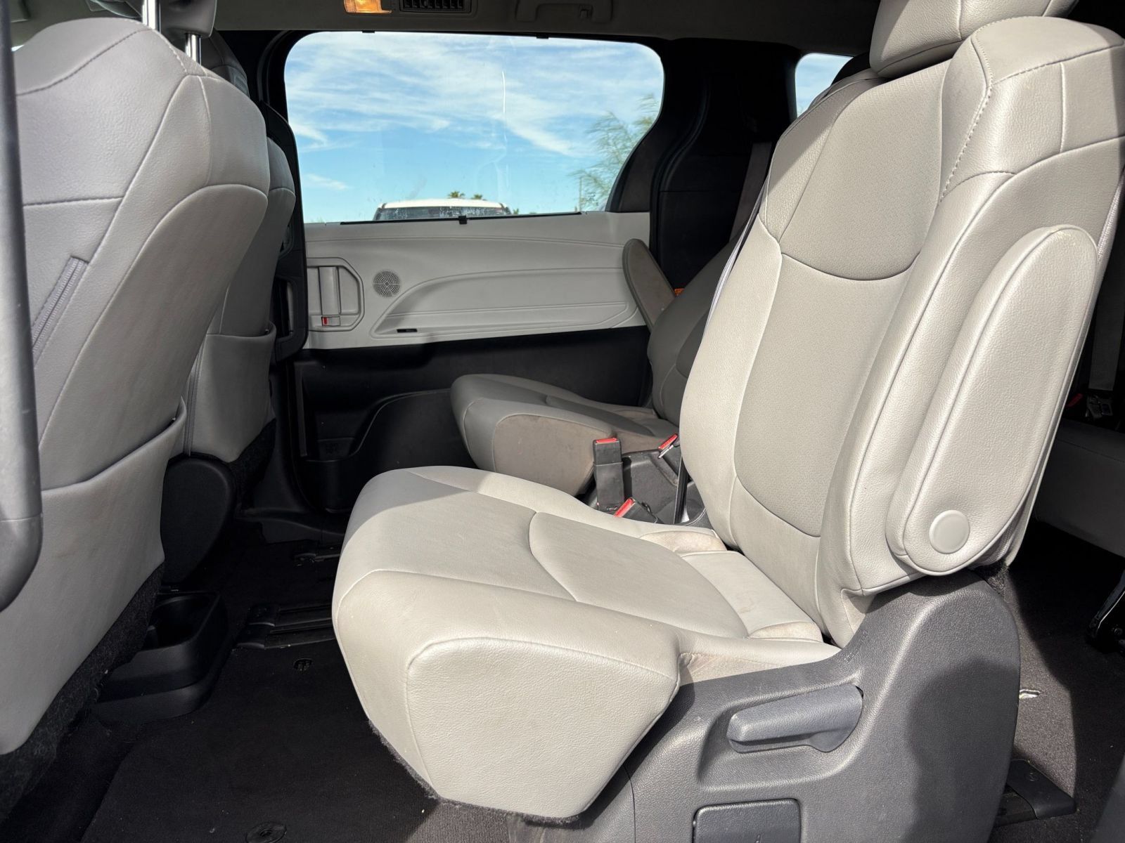 Used 2025 Toyota Sienna XLE FWD image 26