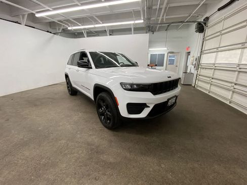 Used 2025 Jeep Grand Cherokee Altitude image 8