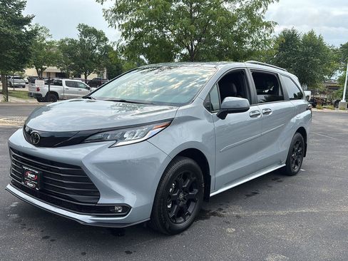 Used 2026 Toyota Sienna XLE Woodland Edition AWD/4WD image 17
