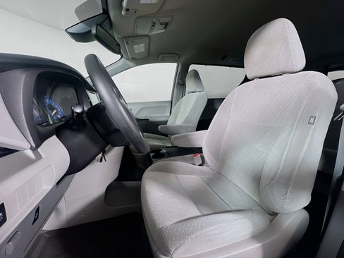 Used 2020 Toyota Sienna LE image 11