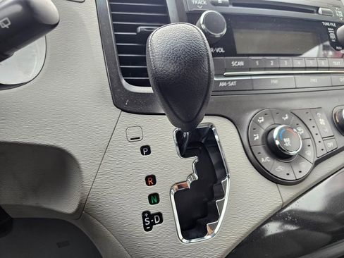 Used 2011 Toyota Sienna w/ Towing Pkg FWD image 29