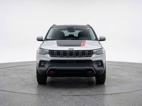 Used 2025 Jeep Compass Trailhawk AWD/4WD image 2
