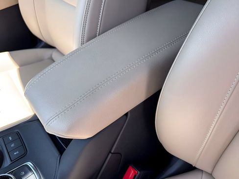Used 2024 Cadillac XT4 Luxury w/ LPO, Floor Liner Package FWD image 14