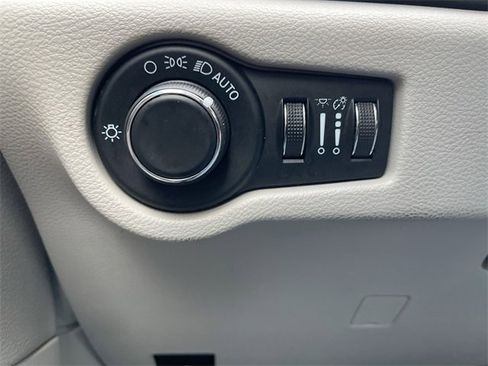 Used 2020 Chrysler Voyager Lxi image 17