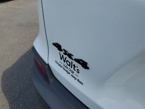 Used 2023 Jeep Cherokee Altitude Lux image 8